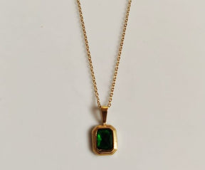 Zirkon Nug With Golden Chain Pendent
