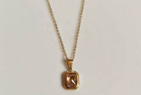 Zirkon Nug With Golden Chain Pendent